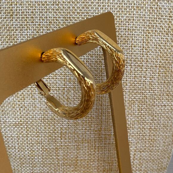 Vintage Crown Trifari Gold Tone Bamboo Textured Hoop Clip On Earrings - Picture 2 of 6